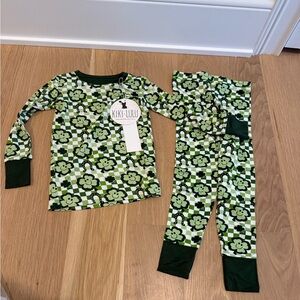 Green shamrock Kids Pajamas